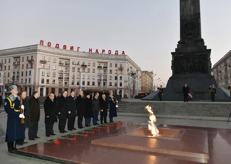 Azərbaycan Prezidenti Minskdə “Qələbə” meydanını ziyarət edib