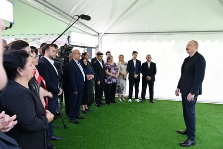 Prezident İlham Əliyev Laçının Bəylik kəndinə köçən sakinlərlə görüşüb, onlara evlərin açarlarını təqdim edib - YENİLƏNİB