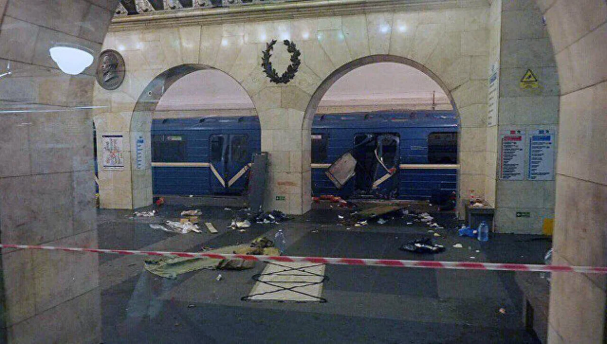 Власти Санкт-Петербурга объявили трехдневный траур после взрыва в метро