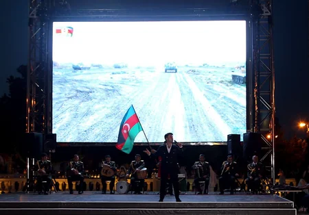 Silahlı Qüvvələrin 100 illik yubileyi münasibətilə hərbi mahnılardan ibarət konsert keçirilib
