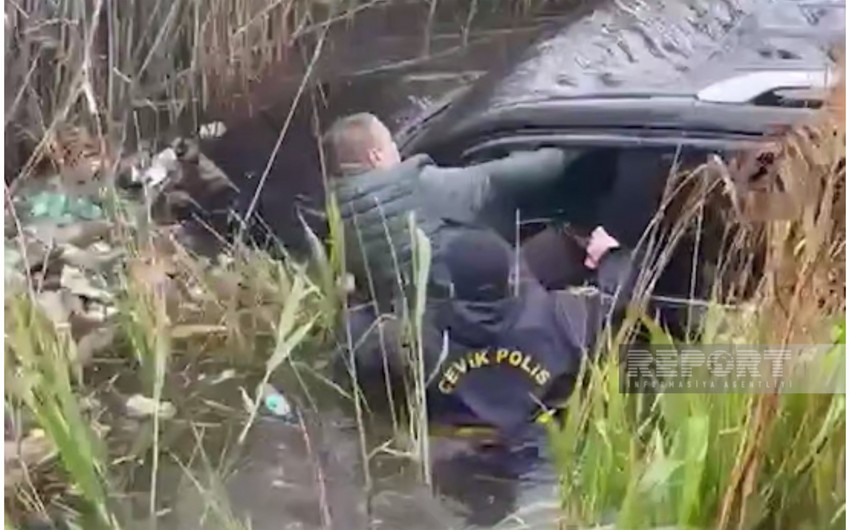 В Баку автомобиль упал в водоем — водителя спасли полицейские