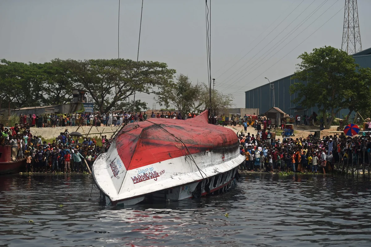 Bangladesh: 25 die in boat-barge collision