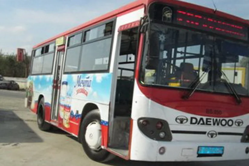 В Баку автобус совершил аварию, ранен иностранец