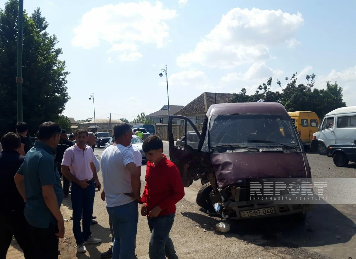 Biləsuvarda minik avtomobili ilə mikroavtobus toqquşub, 4 qadın xəsarət alıb - YENİLƏNİB