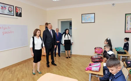 ​Prezident İlham Əliyev 148 nömrəli tam orta məktəbdə yenidənqurma işlərindən sonra yaradılan şəraitlə tanış olub