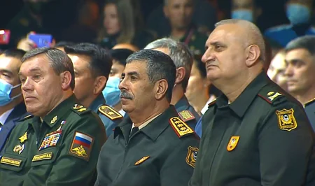 Müdafiə naziri hərbçilərimizin Tank biatlonu”nda final mübarizəsini izlədi