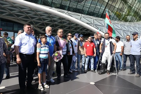 Şotlandiyada 14 medal qazanan usta cüdoçularımız vətənə qayıdıblar