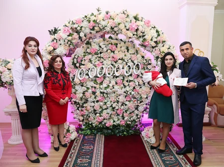 Azərbaycanın 10 milyonuncu sakininin doğum haqqında şəhadətnaməsi onun valideynlərinə təqdim olunub