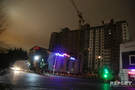 Bakıda güclü küləyin dağıtdığı dam örtüyü ətrafdakı insanlara təhlükə yaradıb - FOTO - VİDEO