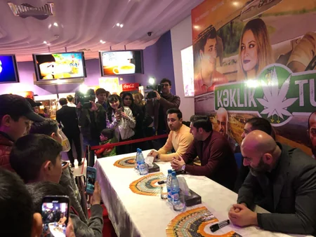 В “CinemaPlus Xəmsə коллектив Kəklikotu раздал автографы