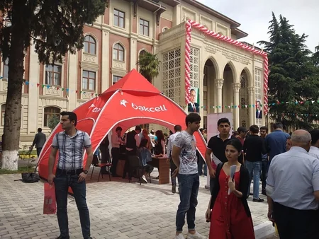 “Bakcell” Gəncədə məzun yarmarkasına qatılıb