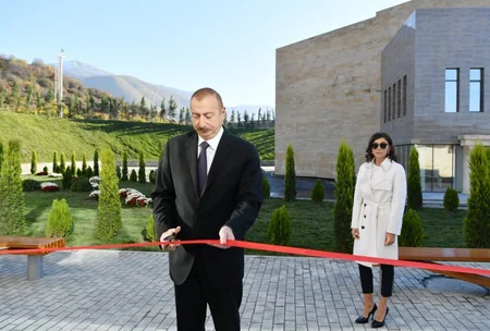 Prezident İlham Əliyev və birinci xanım Mehriban Əliyeva Şəkidə Bayraq Muzeyinin açılışında iştirak ediblər