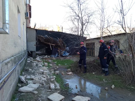Güclü külək Xaçmazda binanın dam örtüyünü uçurub