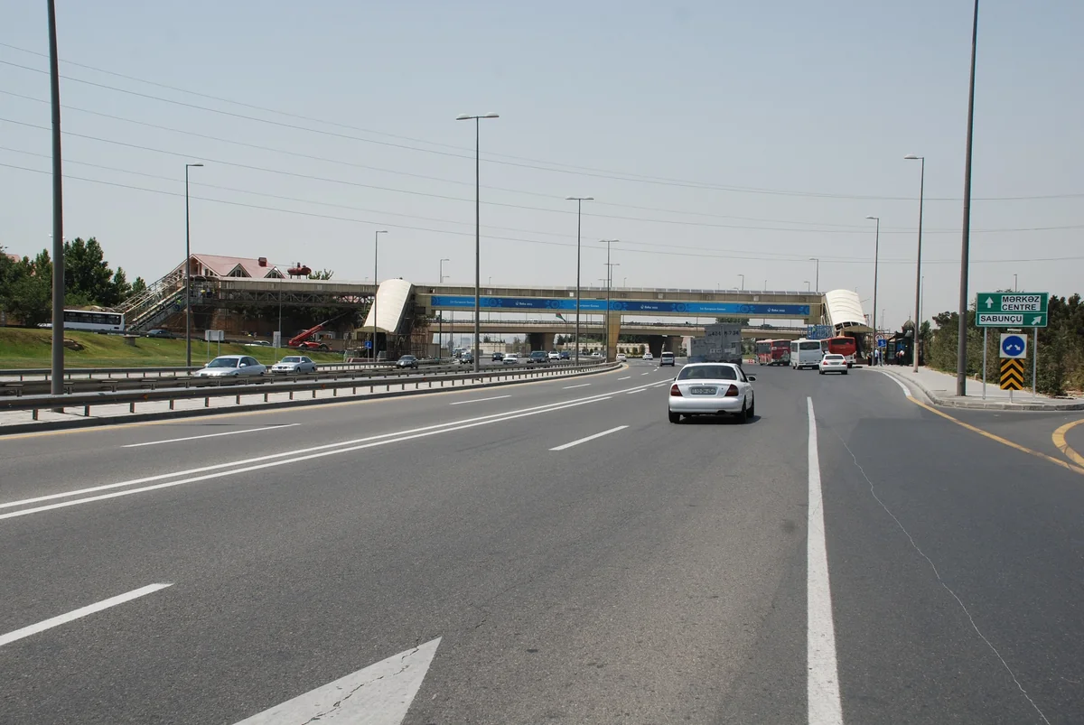 ​Bakıda yerüstü piyada keçidlərinin üzlükləri sökülür