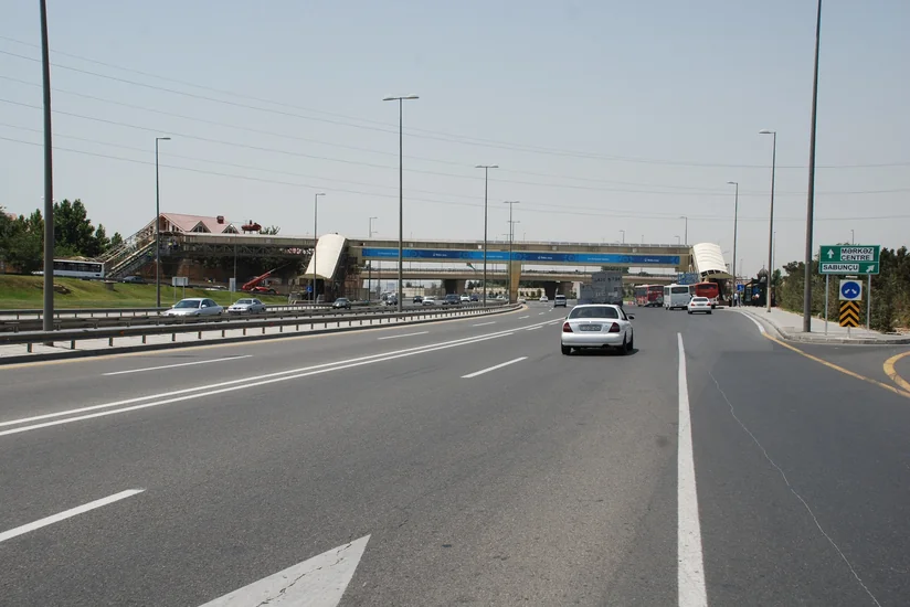 ​Bakıda yerüstü piyada keçidlərinin üzlükləri sökülür