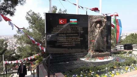 İzmirdə Xocalı faciəsinin qurbanları yad edilib - FOTO