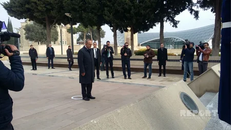 Mövlud Çavuşoğlu Fəxri xiyabanı və Şəhidlər xiyabanını ziyarət edib - FOTO