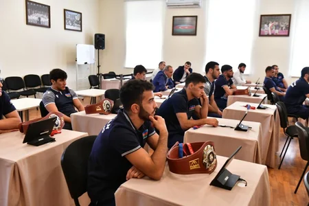 Fərid Qayıbov yarışlarda uğurla çıxış etmiş idmançılar və məşqçilərlə görüşüb