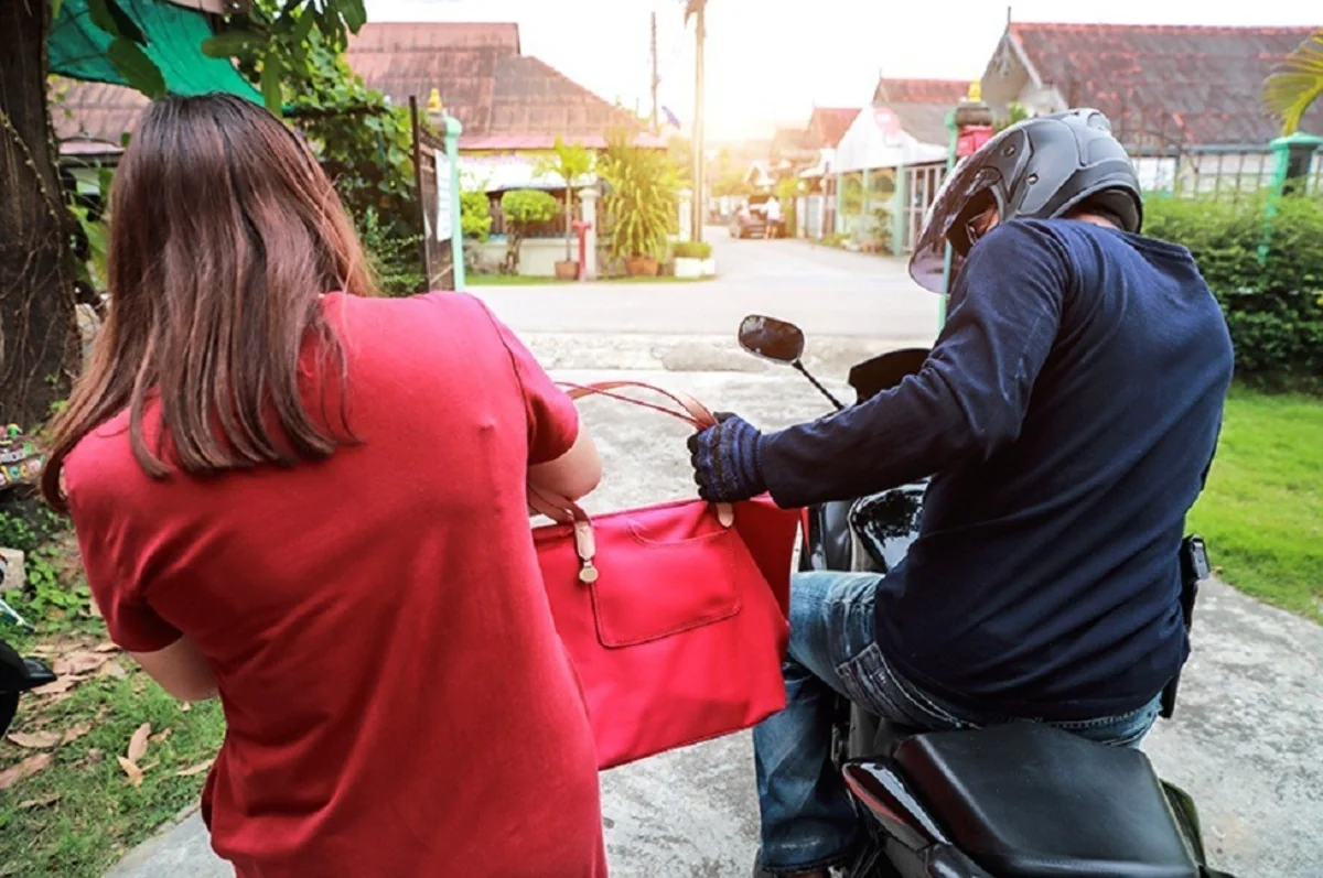 Bakıda motosikletlə qadına qarşı soyğunçuluq edildi