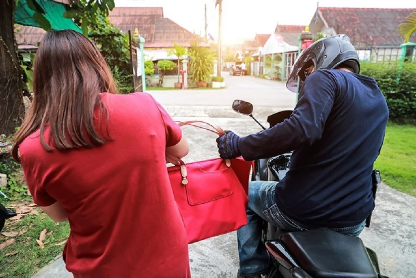 Bakıda motosikletlə qadına qarşı soyğunçuluq edildi