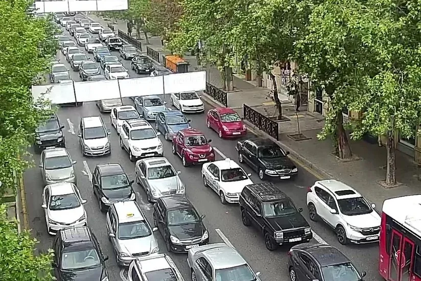 На ряде улиц и проспектов Баку наблюдаются заторы - СПИСОК