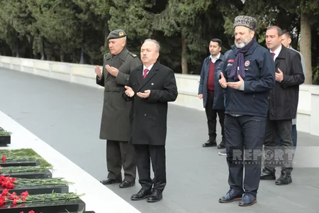 Türkiyənin Azərbaycandakı yeni səfiri Fəxri və Şəhidlər xiyabanlarını ziyarət edib