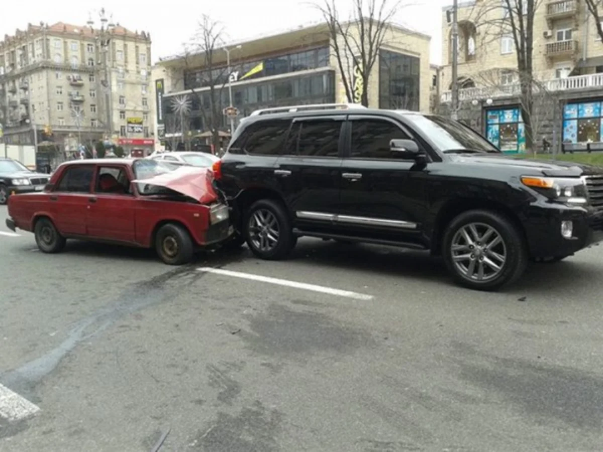 ​Azərbaycanlılar Kiyevin mərkəzində yol qəzasına düşüblər - FOTO