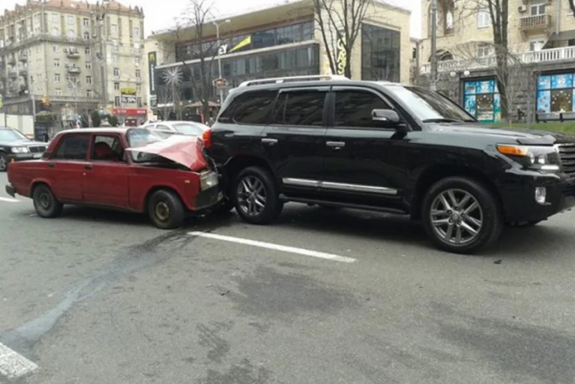 ​Azərbaycanlılar Kiyevin mərkəzində yol qəzasına düşüblər - FOTO