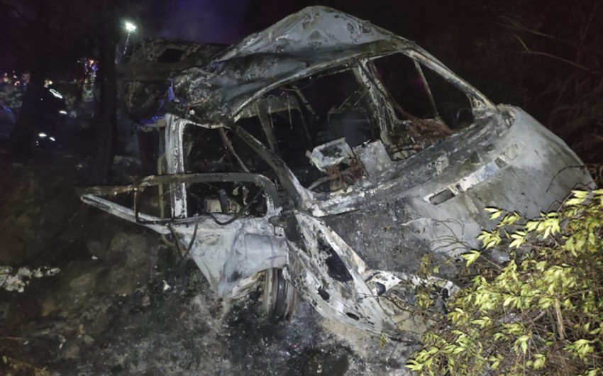 Türkiyədə mikroavtobus aşıb, 3 nəfər ölüb, 18 nəfər yaralanıb