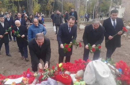XİN nümayəndələri Gəncədə terror aktı qurbanlarının xatirəsini yad ediblər