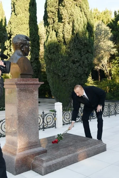 Prezident İlham Əliyev ümummilli lider Heydər Əliyevin məzarını ziyarət edib