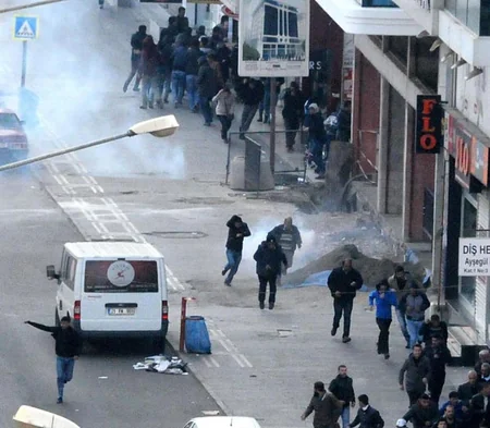 Türkiyədə polislə nümayişçilər arasında toqquşma baş verib: ölən və yaralananlar var - VİDEO