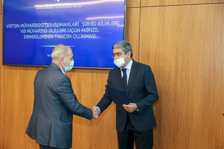 Nazirlik daha 50 şəhid ailəsi və qaziyə mənzillərin sənədlərini təqdim edib