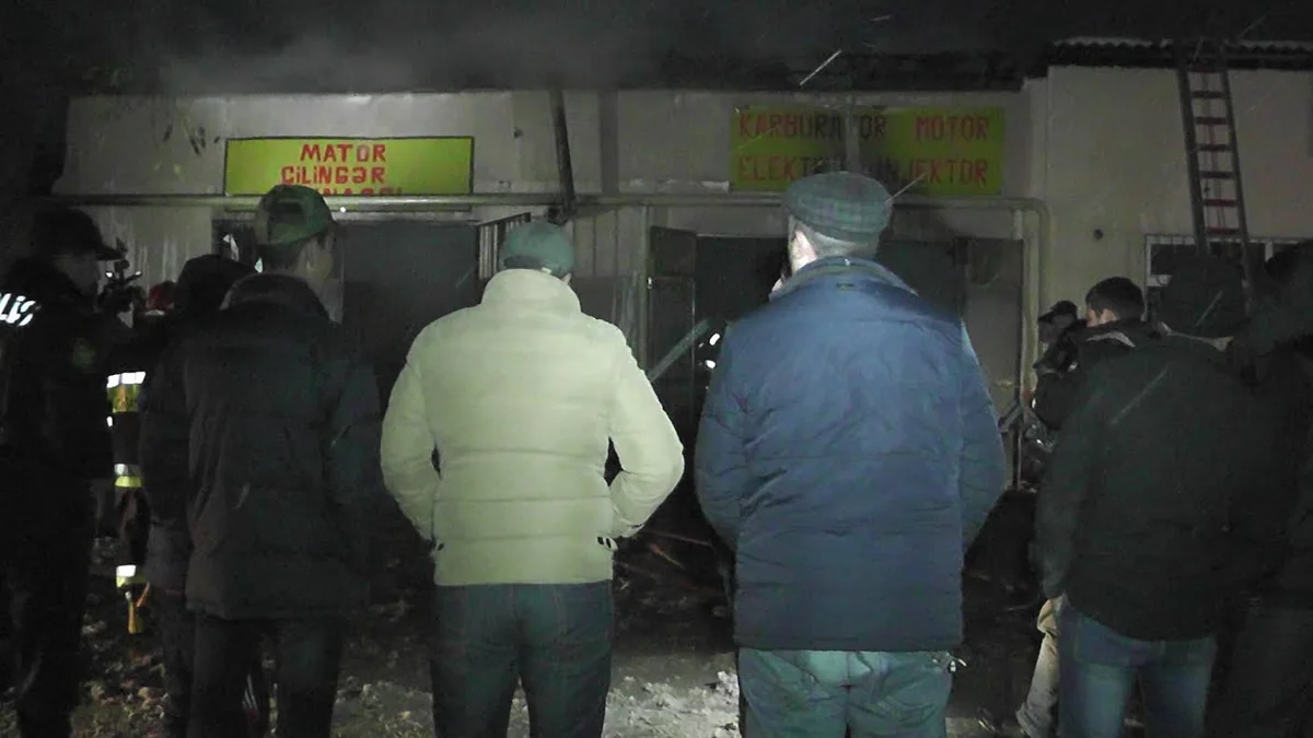 Qubada iki avtomobil təmir sexi yanıb - FOTO