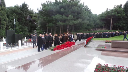 Azərbaycan ictimaiyyəti ümummilli lider Heydər Əliyevin məzarını ziyarət edir - FOTO