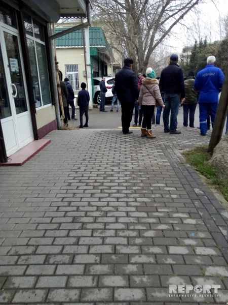 Mingəçevirdə üç avtomobil toqquşub, onlardan biri ət dükanına girib - FOTO