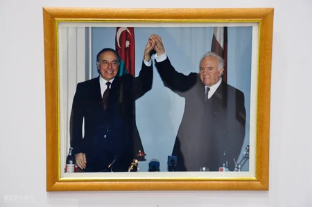 Tbilisidə Şevardnadzeyə aid sərgidə Azərbaycanla bağlı fotoşəkillər təqdim olunub