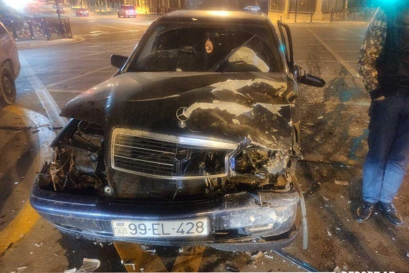Bakıda iki maşın toqquşdu, tıxac yarandı - FOTO - VİDEO - YENİLƏNİB