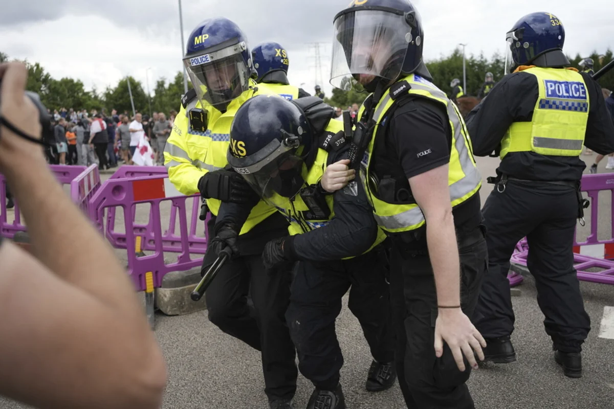 Britaniyada polislə toqquşma zamanı yüz nəfər saxlanılıb