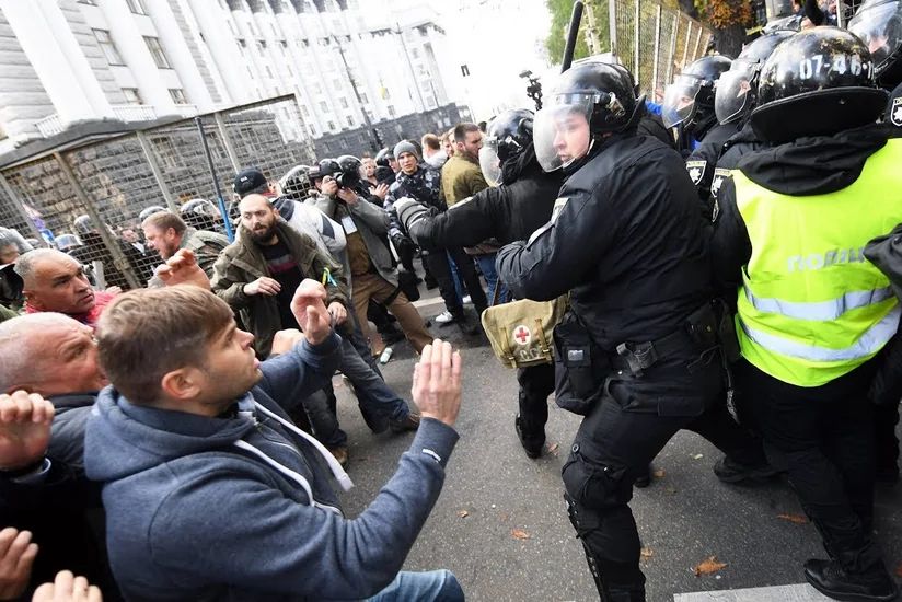 При столкновениях с протестующими в Одессе пострадали более 20 полицейских