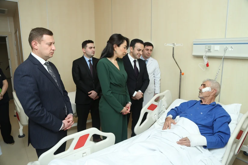 Azerbaijani ombudsman visits those injured in AZAL plane crash