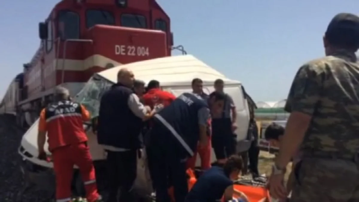 В Турции столкнулись поезд и микроавтобус, погибли как минимум 8 человек