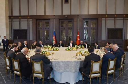 ​Azərbaycan və Türkiyə prezidentləri təyyarədə çay süfrəsi arxasında söhbət ediblər