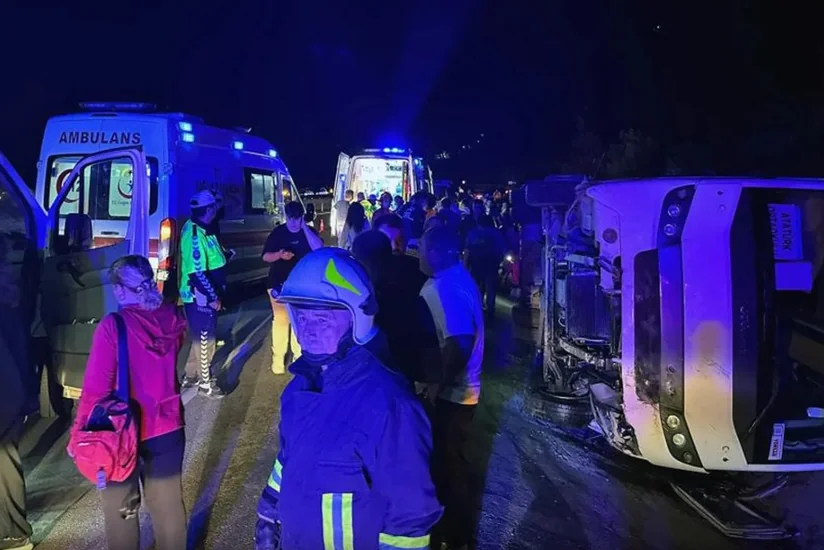 В Турции перевернулся школьный автобус, пострадали 25 человек