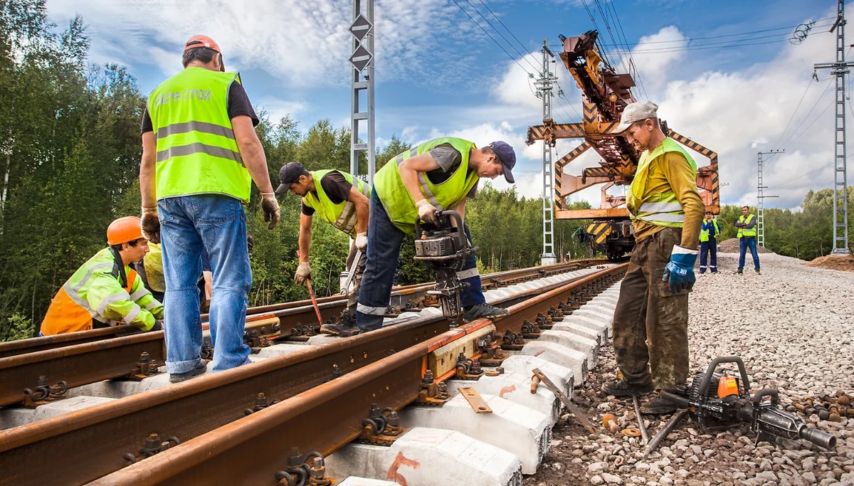 Şabranda dəmir yolu çəkən fəhlələrin üzərinə torpaq aşıb