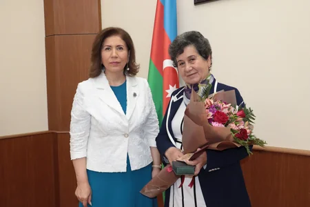 Bahar Muradova “Tərəqqi” medalı ilə təltif olunan qadınların mükafatlarını təqdim edib