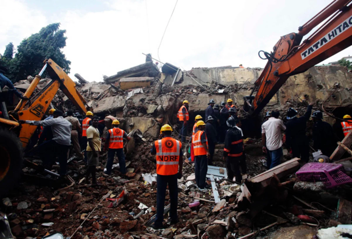 В Мумбаи обрушился жилой дом, более 30 человек могут находиться под завалами