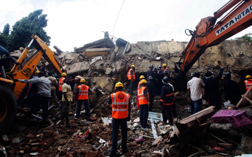 A building collapses in Mumbai, over 30 people remained under debris