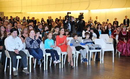 Uşaqların əl işlərindən ibarət sərgi sərginin açılışında Leyla Əliyeva iştirak edib - FOTO