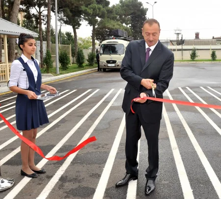 ​Prezident İlham Əliyev 148 nömrəli tam orta məktəbdə yenidənqurma işlərindən sonra yaradılan şəraitlə tanış olub